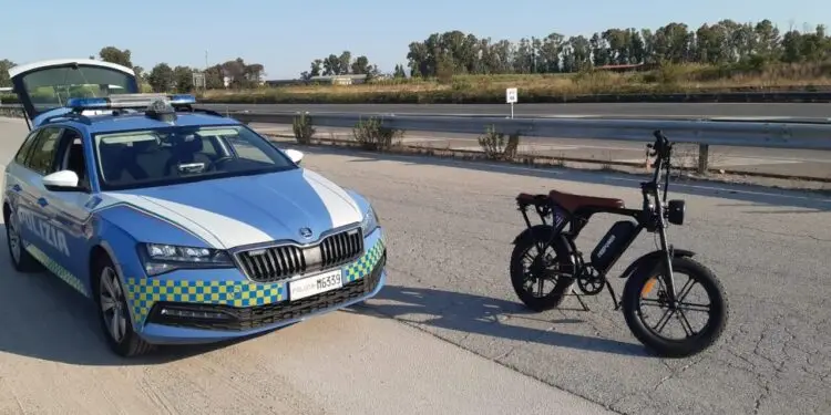 La Polizia ferma e-bike truccata sulla Pontina: “sfrecciava a 55 km/h senza pedalare”. 2mila euro di multa
