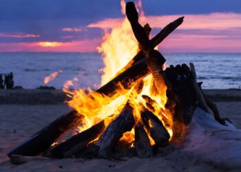 Ferragosto blindato a Latina: ordinanza vieta falò e feste in spiaggia. “Stop agli assembramenti pericolosi”, ma c’è chi storce il naso
