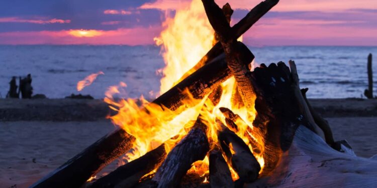 Ferragosto blindato a Latina: ordinanza vieta falò e feste in spiaggia. “Stop agli assembramenti pericolosi”, ma c’è chi storce il naso