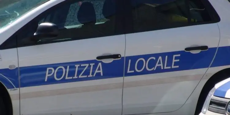 Latina, inseguimento da film in centro: motociclista semina il panico e fugge via