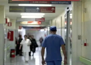 Turista colpito da infarto guida per 15 km verso l’ospedale e crolla al pronto soccorso pontino