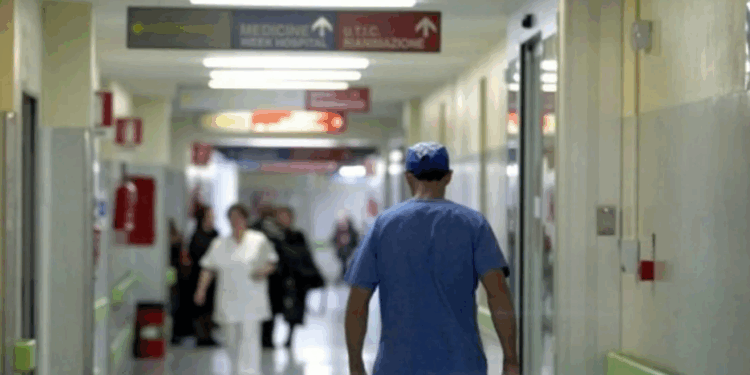 Turista colpito da infarto guida per 15 km verso l’ospedale e crolla al pronto soccorso pontino