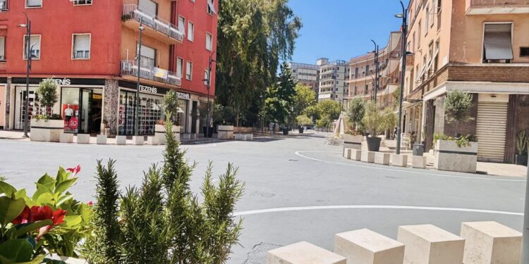 Vandali minorenni distruggono totem in travertino in centro a Latina: identificati grazie alle telecamere