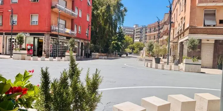 Vandali minorenni distruggono totem in travertino in centro a Latina: identificati grazie alle telecamere