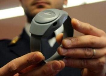 Latina, scatta l’allarme al parco San Marco: beccato a stalkerare l’ex compagna nonostante il braccialetto elettronico