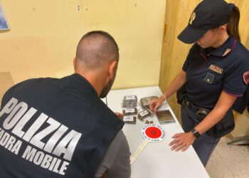 Latina, blitz ai palazzi Arlecchino: la Polizia ferma tre giovani con un chilo di hashish e proiettili