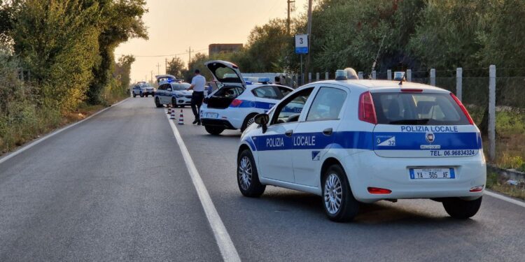 Cisterna, ubriaco alla guida provoca incidente: scattano la denuncia e la sospensione della patente