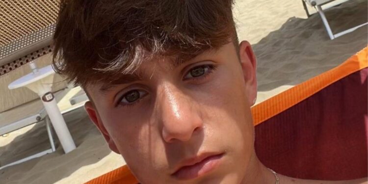 Commozione senza fine a Sabaudia – La città si ferma per ricordare Simone Besco nel giorno del trigesimo