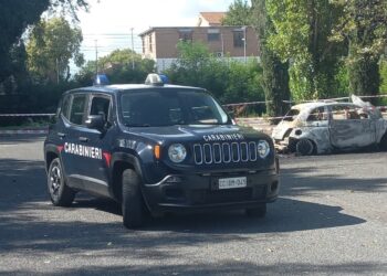 Trovato cadavere carbonizzato in una Fiat 500 alla stazione di Latina Scalo: si indaga sulle cause