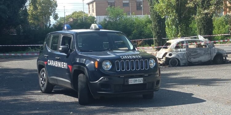Trovato cadavere carbonizzato in una Fiat 500 alla stazione di Latina Scalo: si indaga sulle cause