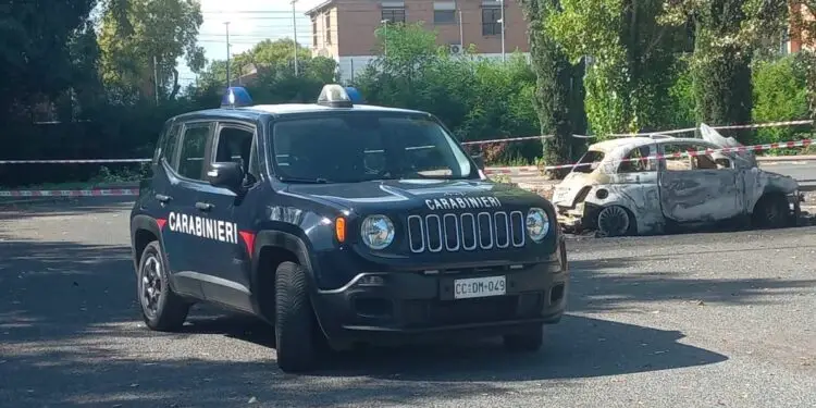 Trovato cadavere carbonizzato in una Fiat 500 alla stazione di Latina Scalo: si indaga sulle cause