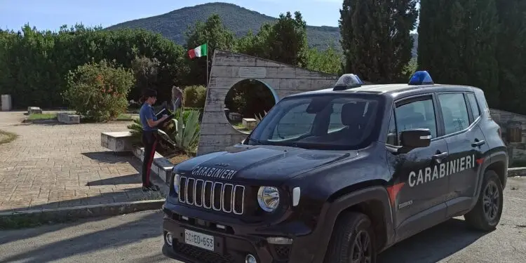 Caos a Priverno: tenta la fuga dopo aver devastato un’auto e Monumento ai Caduti
