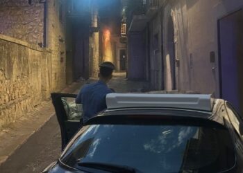 Furia incendiaria nel pontino: forza la porta d’ingresso, entra in camera da letto e dà fuoco a un uomo