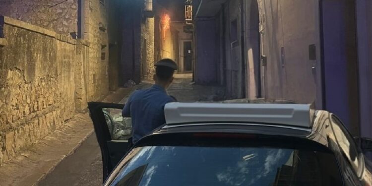 Furia incendiaria nel pontino: forza la porta d’ingresso, entra in camera da letto e dà fuoco a un uomo