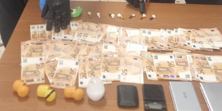 Blitz antidroga nel pontino: tre denunce e sequestro di cocaina, marijuana e 5mila euro