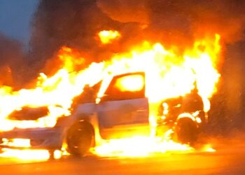 Un rogo in pieno centro sveglia Latina: distrutto un suv Mercedes. Si indaga per incendio doloso