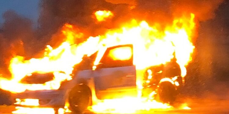 Un rogo in pieno centro sveglia Latina: distrutto un suv Mercedes. Si indaga per incendio doloso