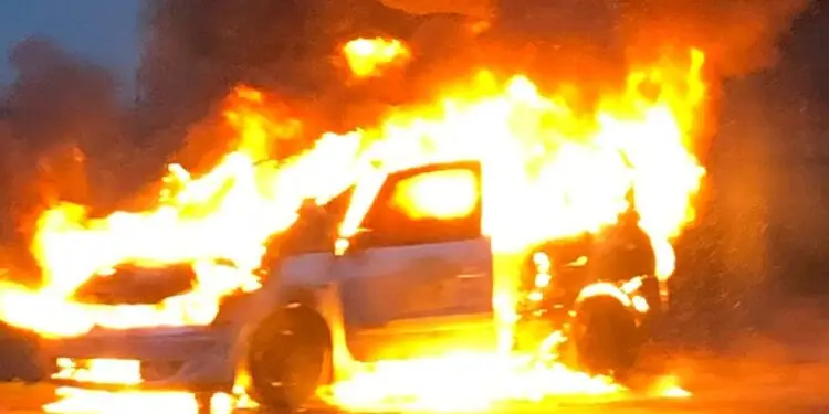 Un rogo in pieno centro sveglia Latina: distrutto un suv Mercedes. Si indaga per incendio doloso