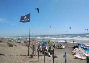 Assalto alle auto sul lungomare di Latina: surfisti derubati. “La città chiede vigilanza subito”