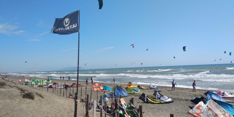 Assalto alle auto sul lungomare di Latina: surfisti derubati. “La città chiede vigilanza subito”