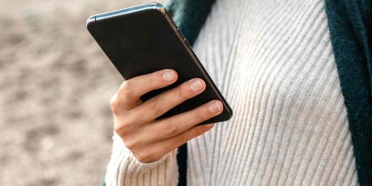 Servizio TARI a Latina, l’incubo del numero verde: 90 minuti di attesa per il nulla. “È una vergogna!”