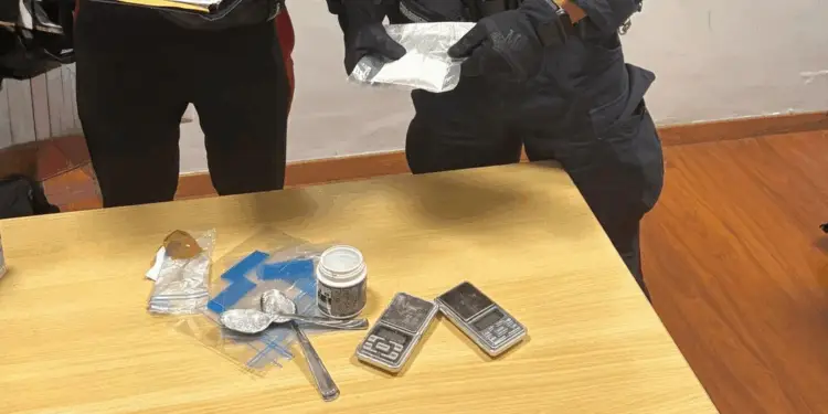 Blitz dei Carabinieri in via Helsinki a Latina: sorpreso nello scantinato con droga e bilancini