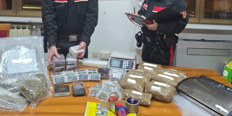 Fermato a un posto di blocco, in casa nascondeva 8 chili di droga: arrestato 43enne a Latina