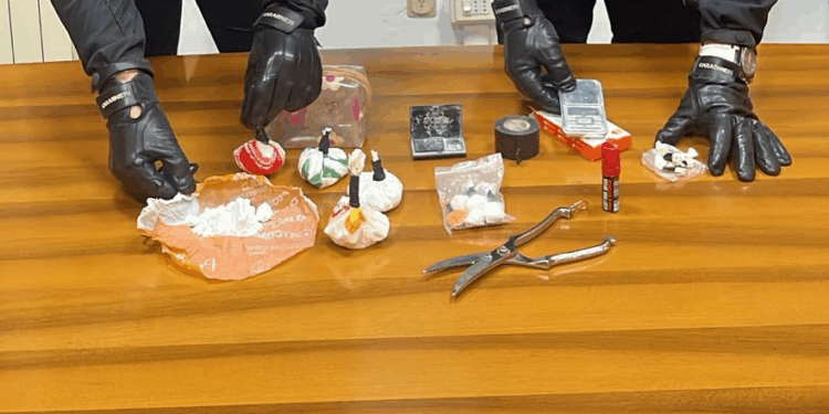 Latina, lite in un bar fa scattare la perquisizione che rileva il divano pieno di cocaina