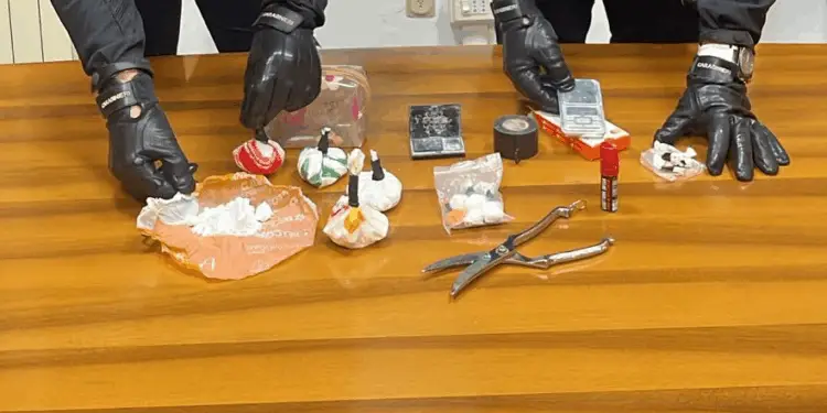 Latina, lite in un bar fa scattare la perquisizione che rileva il divano pieno di cocaina