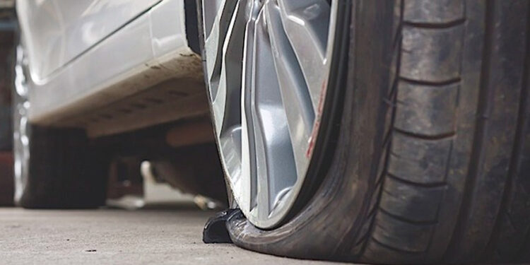 Stalker raggiunge l’ex all’ospedale di Terracina e le fora tutte e quattro le ruote dell’auto