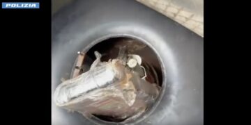 Scoperti 2,5 chili di cocaina nel serbatoio dell’auto: due arresti in provincia di Latina