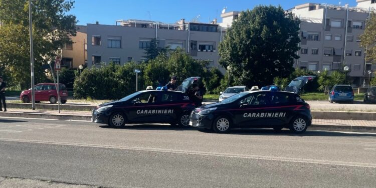 Folle fuga a Latina: sperona i Carabinieri e scappa, arrestato 41enne
