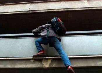 Ladri “Spider-Man” in centro a Latina: scatta l’allarme fumogeno e li mette in fuga