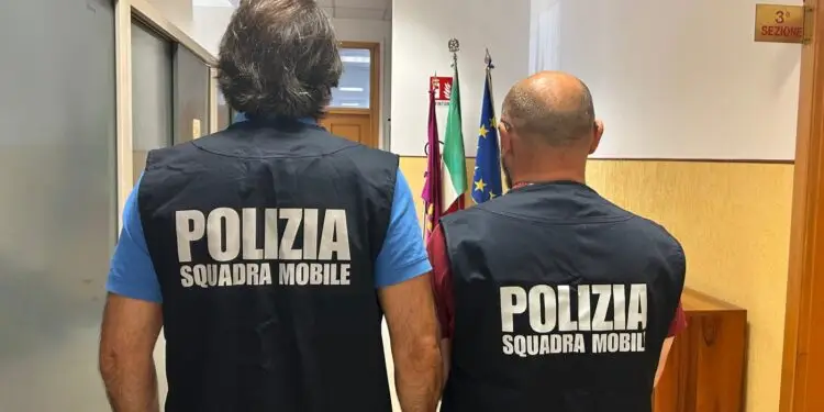 Operazione della Polizia a Latina: manette e perquisizioni per spaccio e armi in zona pub