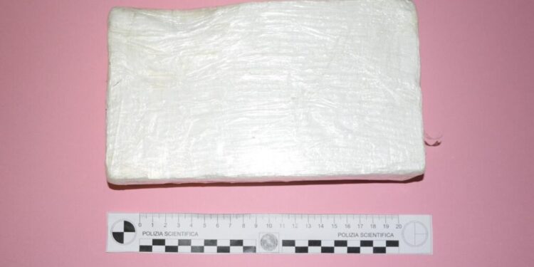 Controllo sulla Pontina, la Polizia ferma un’auto e trova un chilo di cocaina: arrestati tre uomini a Latina