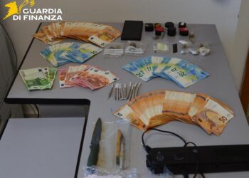 Blitz della Finanza: giovane pusher pontino scoperto con droga e 16mila euro in casa