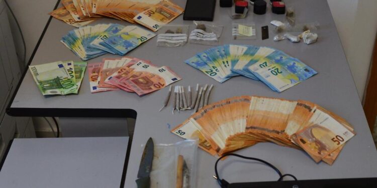 Blitz della Finanza: giovane pusher pontino scoperto con droga e 16mila euro in casa