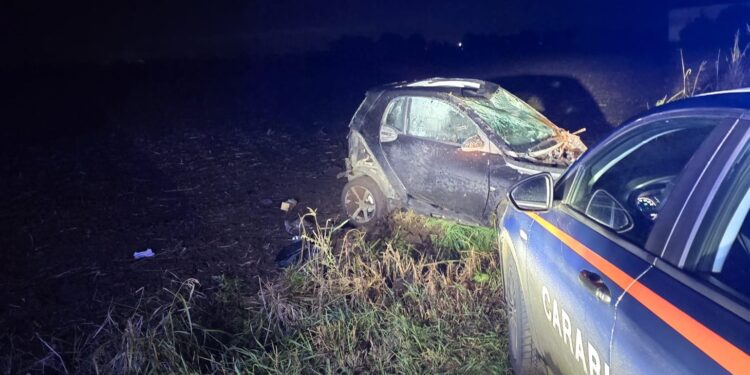 Sezze scalo, tenta di sfuggire al posto di blocco e finisce nel canale: 27enne ferito gravemente