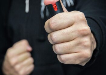 Latina, aggressione in piena notte: accecato con lo spray urticante per strappargli il cellulare