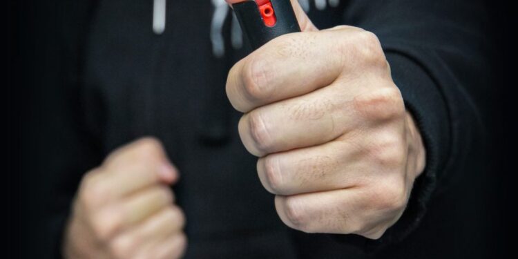 Latina, aggressione in piena notte: accecato con lo spray urticante per strappargli il cellulare