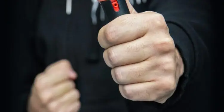 Latina, aggressione in piena notte: accecato con lo spray urticante per strappargli il cellulare