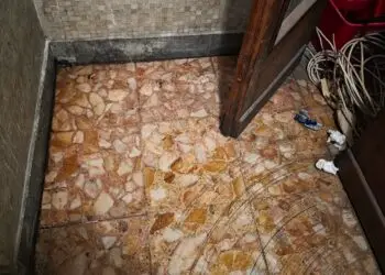 Movida selvaggia a Latina, l’allarme dei residenti di Via Lago Ascianghi: androni trasformati in latrine