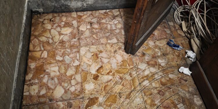 Movida selvaggia a Latina, l’allarme dei residenti di Via Lago Ascianghi: androni trasformati in latrine