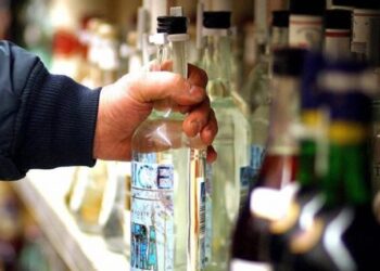 Tentano la fuga tra le casse con carrelli carichi di alcolici di valore… ma per due pontini il “brindisi” salta