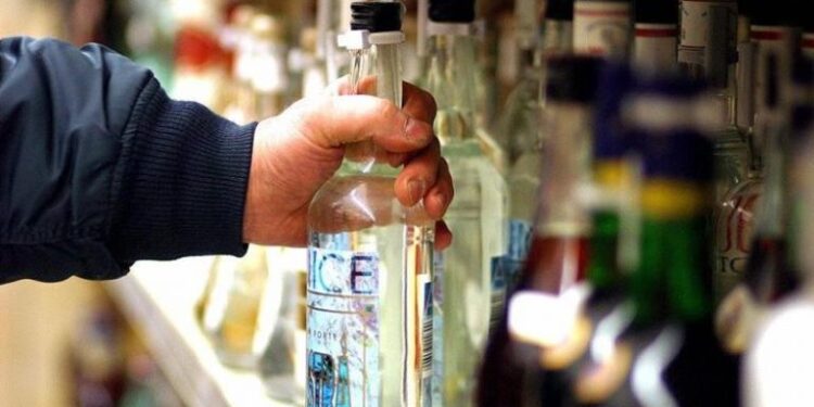 Tentano la fuga tra le casse con carrelli carichi di alcolici di valore… ma per due pontini il “brindisi” salta