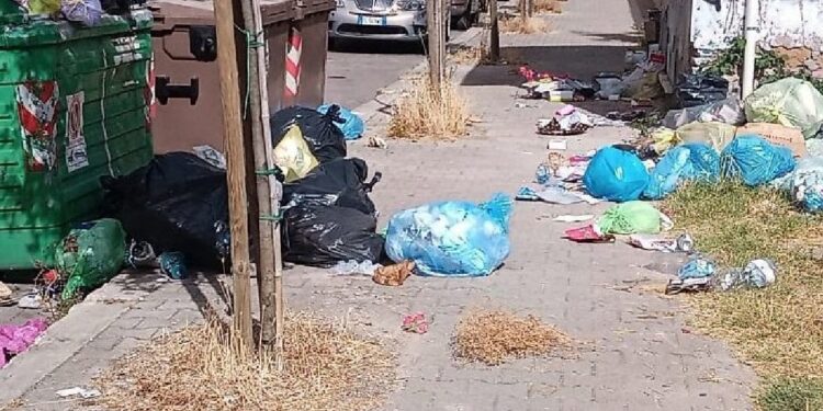 Inciampa sui rifiuti in strada e finisce in ospedale con una profonda ferita: paura per un 12enne a Latina