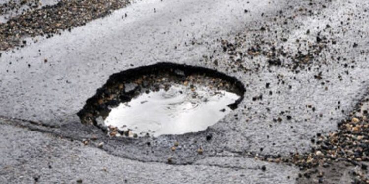 Incubo buche: auto distrutte dopo la pioggia. Carroattrezzi e rabbia sulle strade di Latina e provincia