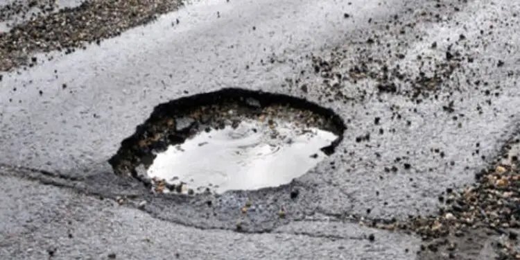 Incubo buche: auto distrutte dopo la pioggia. Carroattrezzi e rabbia sulle strade di Latina e provincia