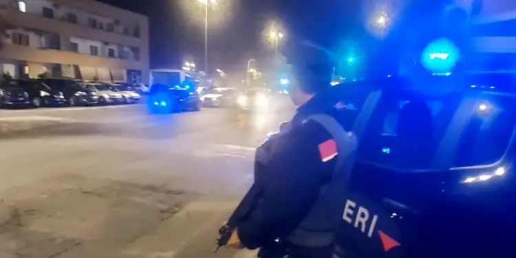 Latina, una passeggiata in bici che finisce male: spuntano droga e coltelli