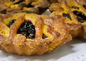 Sezze, sequestrati 300 chili di cornetti e crostatine di visciole: scatta la distruzione
